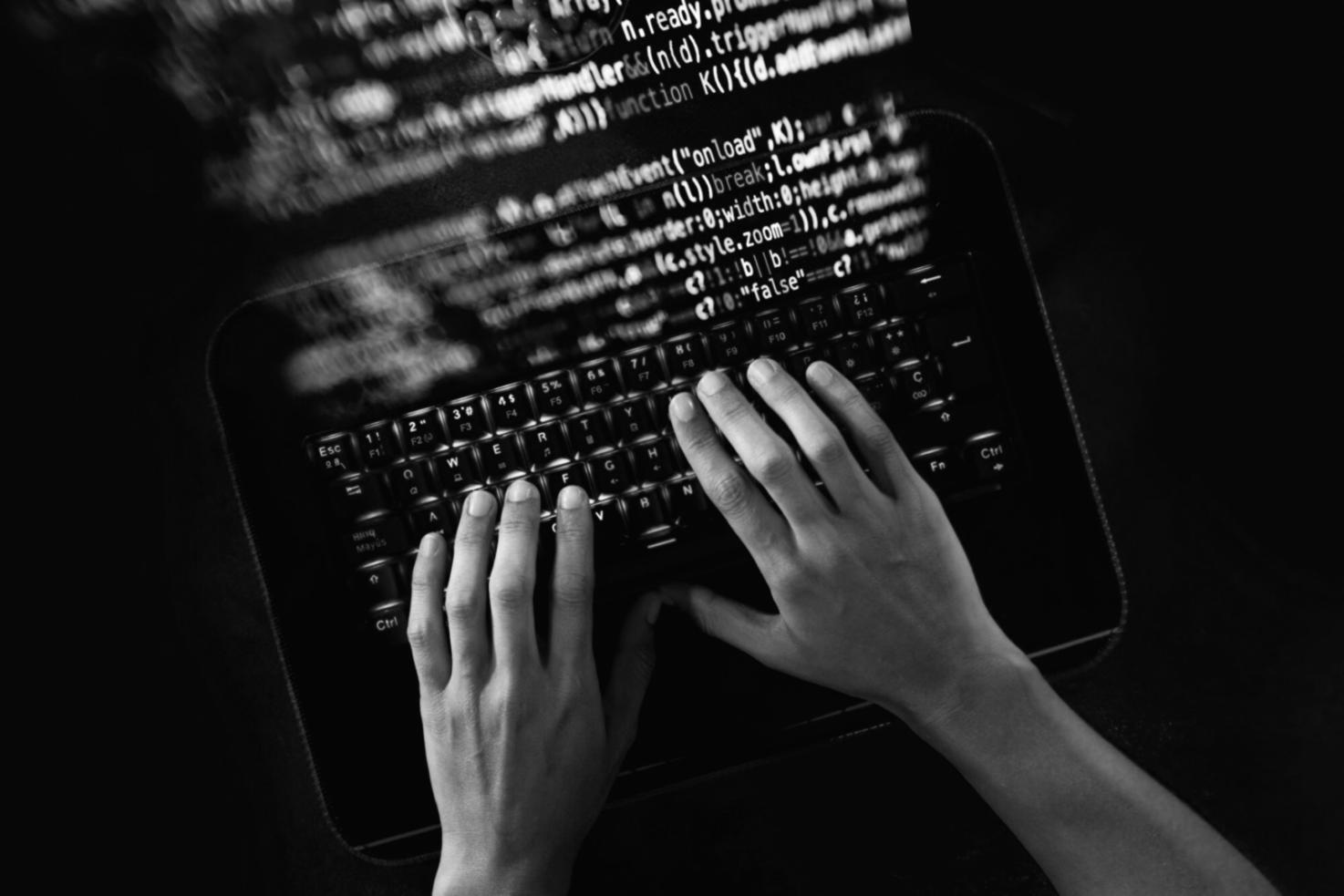 React Native Entwicklungsumgebung mit Code-Editor und Smartphone